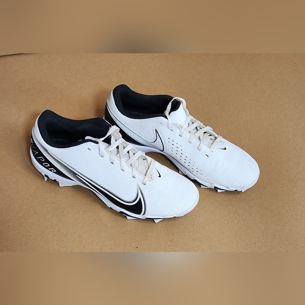 Nike White and Black Athletic Shoes with Textured Upper